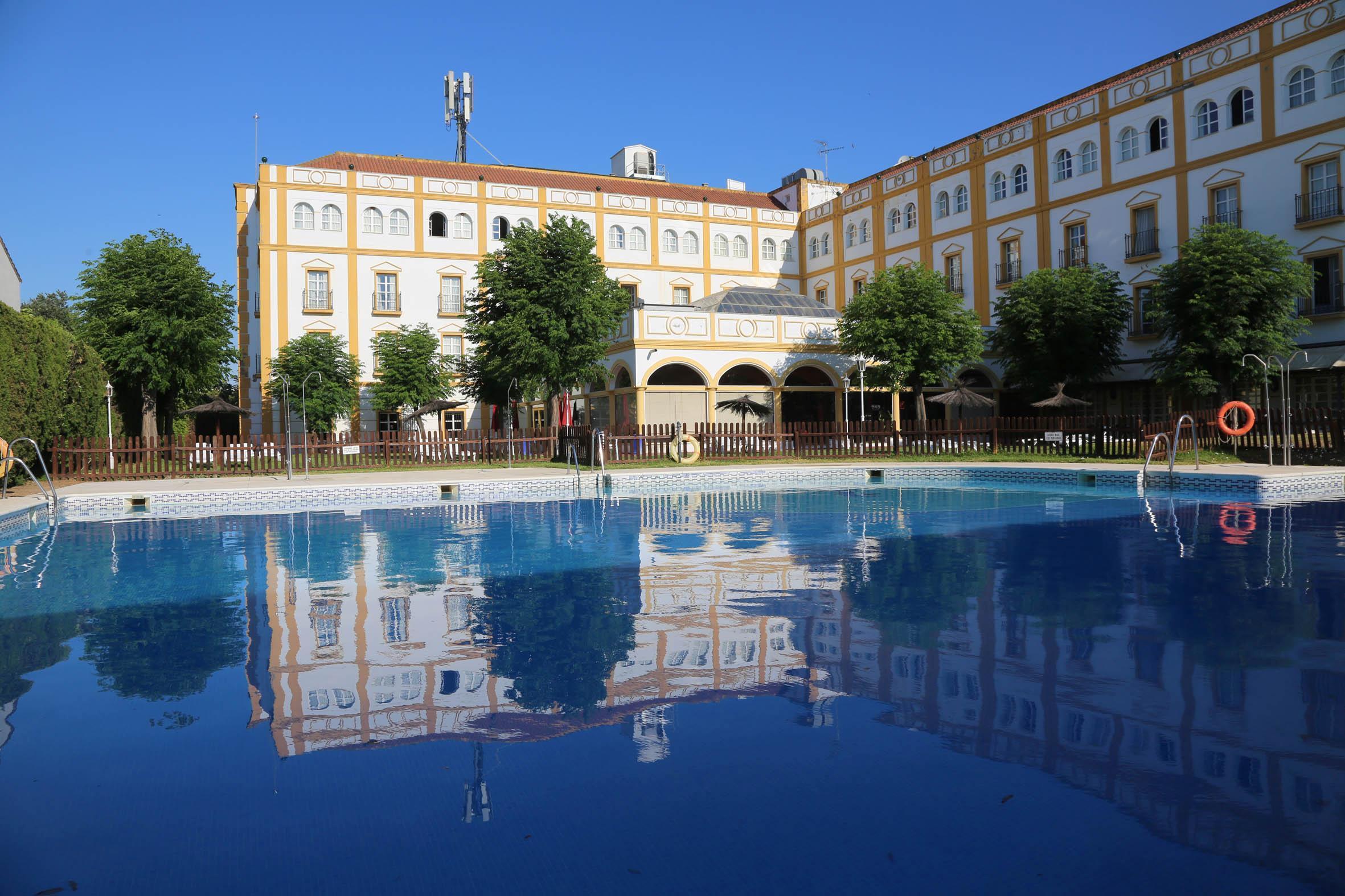 Exe Gran Hotel Solucar Sanlucar la Mayor Exterior photo